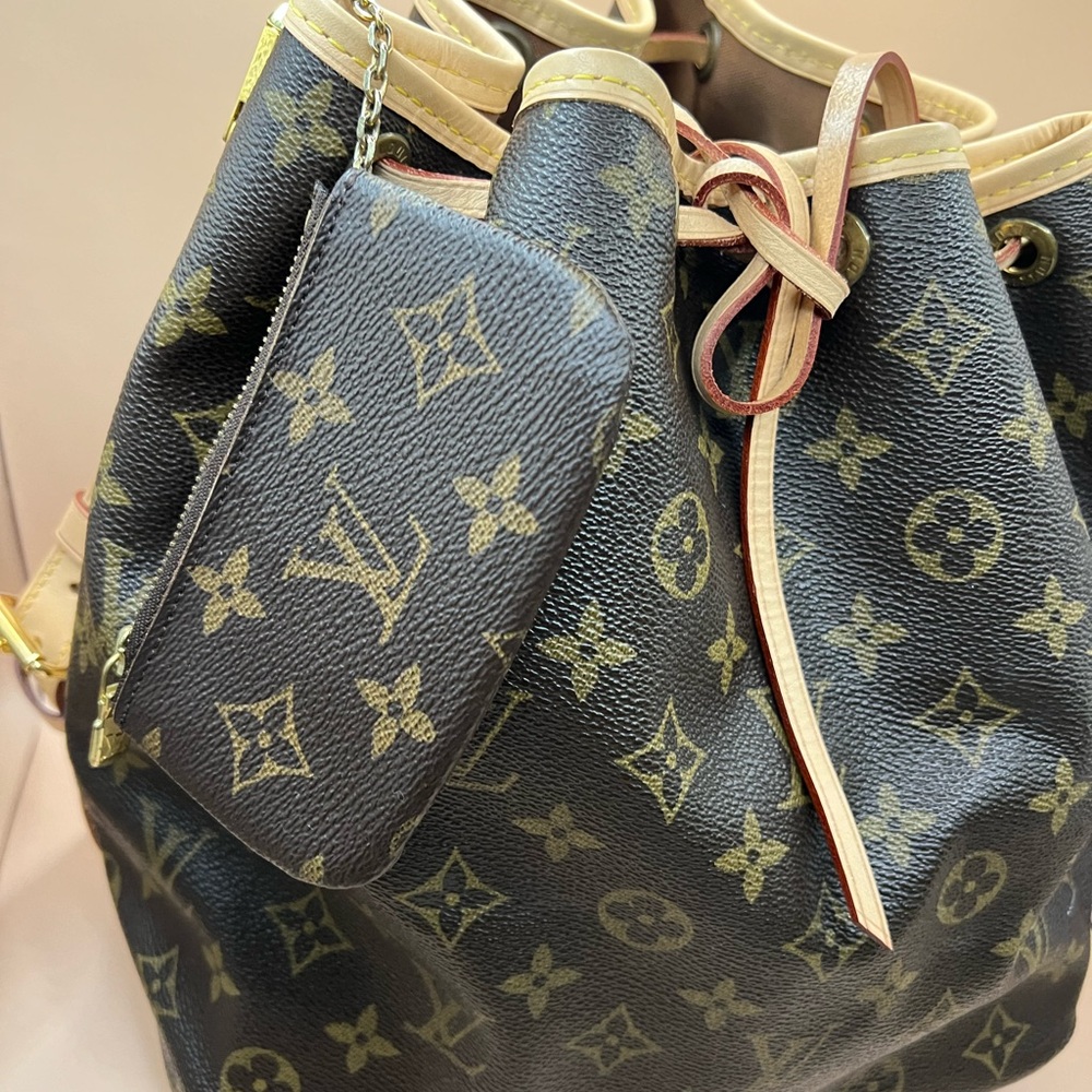 LOUIS VUITTON Petit Noe Brown
Monogram Bag with coin purse.